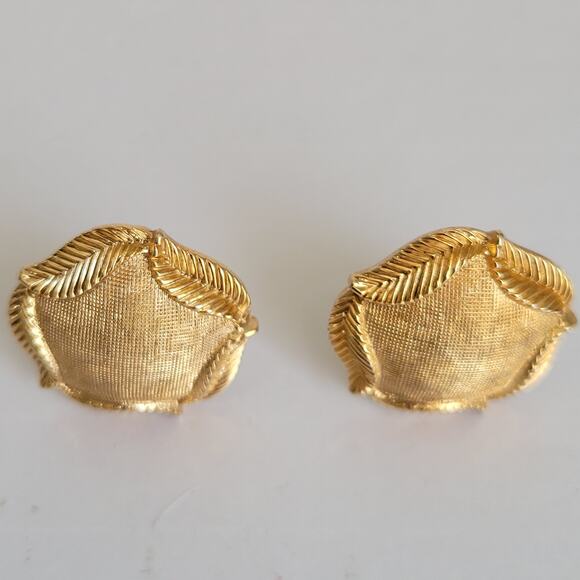 Vintage Crown Trifari Earrings Women's Textural Round Gold Leaf Clip On Signed - Picture 2 of 10